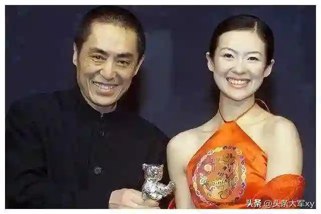 章子怡“国际章”成名路，肚兜亮相戛纳红毯，喂成龙提子被调侃