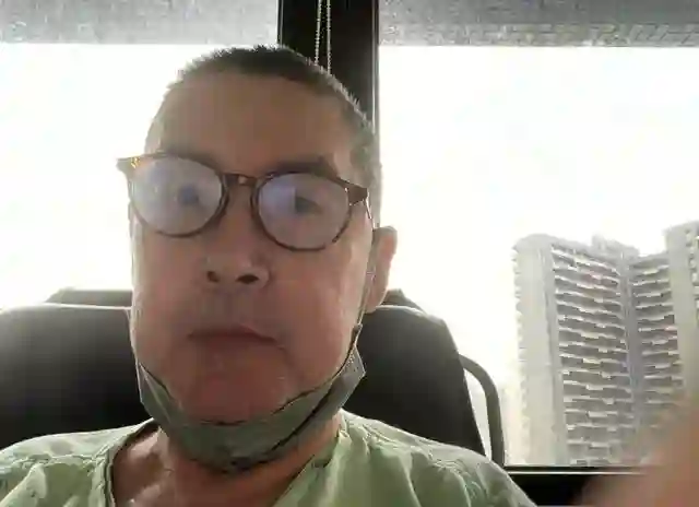 向佐岳父生病住院，郭碧婷带儿女留在身边照顾，一家四口分居两地