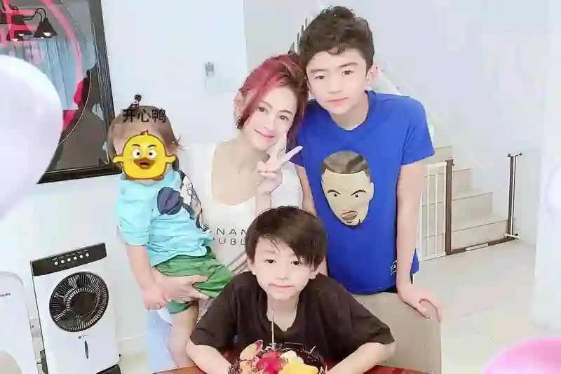 谢霆锋演唱会大胆示爱王菲，张柏芝回应引热议，背后故事不简单！