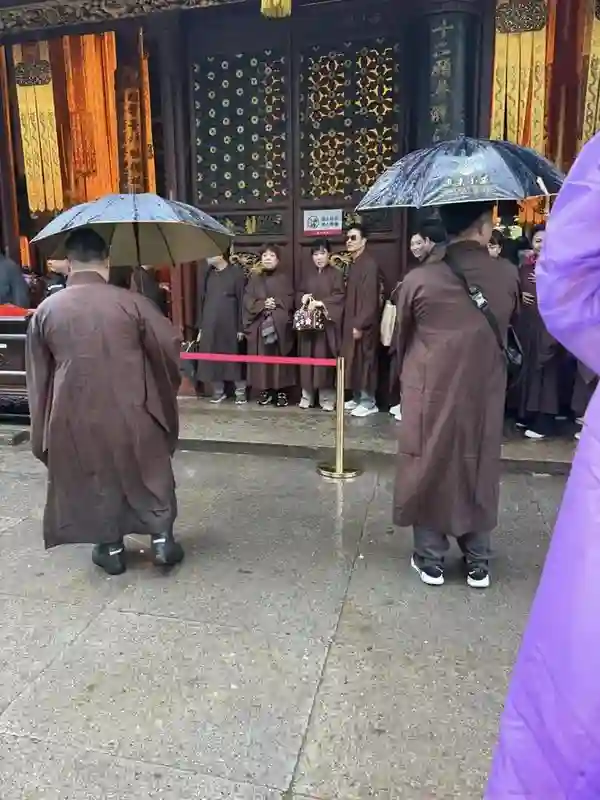 70岁吕良伟去普陀山，穿居士服祈福，杨小娟状态差，看起来好显老