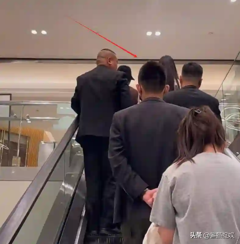 偶遇宋丹丹北京逛街，和那英共进晚餐，面色苍白显老态