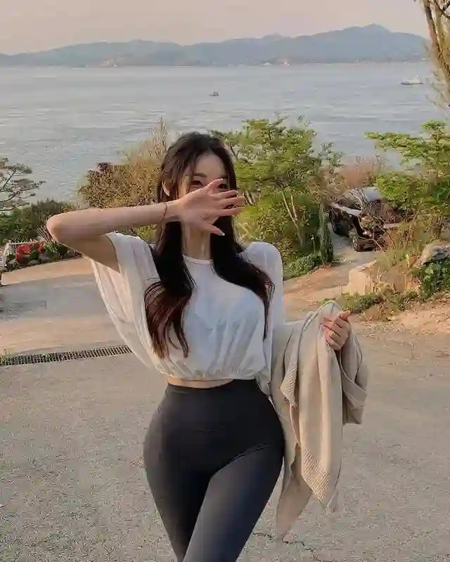 显腿长的秘密：瑜伽裤穿搭显瘦公式，轻松穿出蜜桃臀