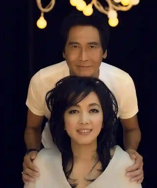 孙丽雅：嫁大24岁歌手齐秦，婚后连生两胎，一家四口其乐融融