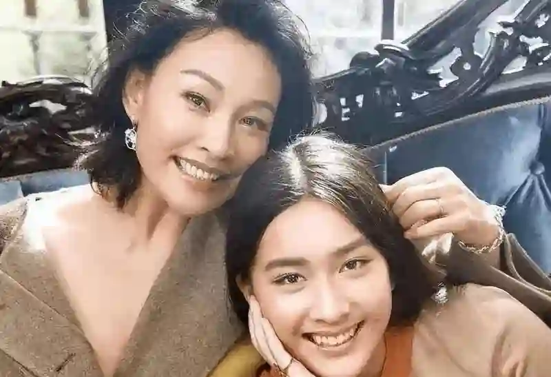 陈冲女儿出镜，五官立体显混血，没妈妈凶相更像明星！