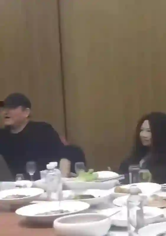 章子怡娇俏，乌尔善带妻子来吃饭，肖央喝整瓶啤酒，陈凯歌领杯！