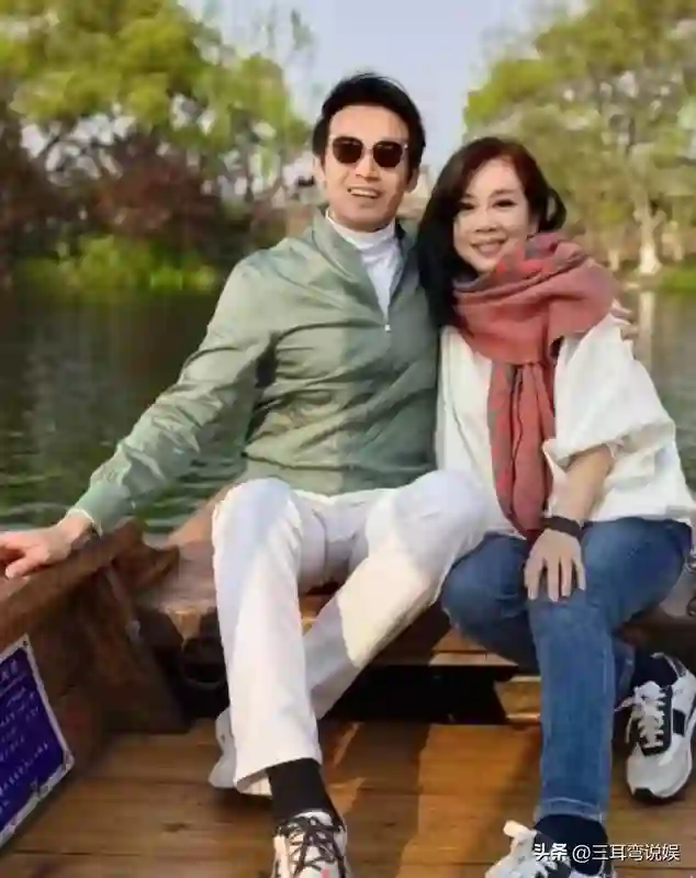 54岁陈松伶晒近照，瘦身美颜焕发青春，气质似年轻时重现
