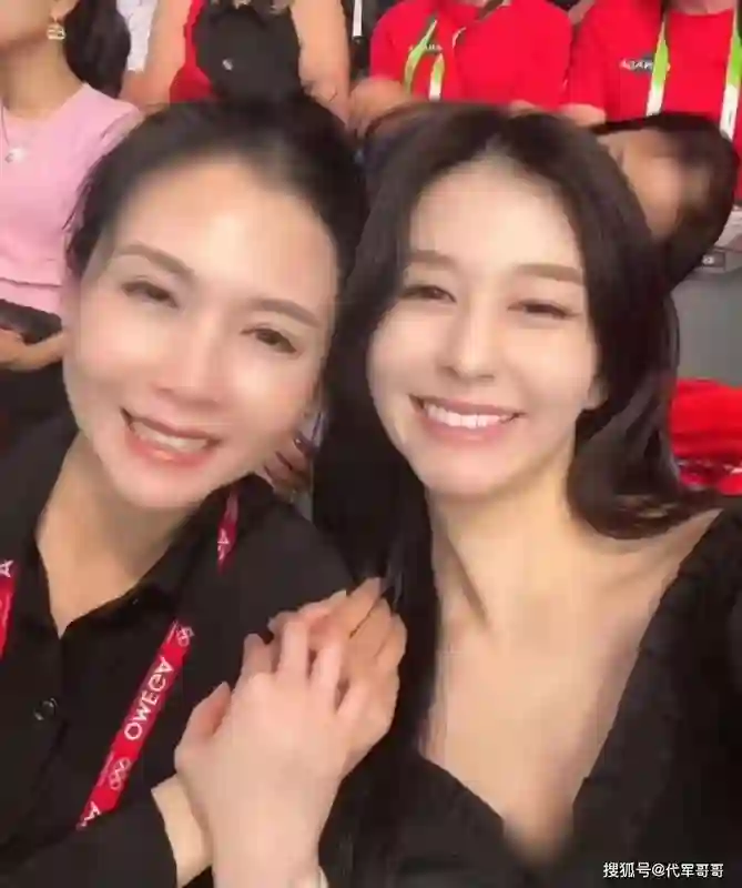 57岁邱淑贞带女儿沈月游西安！扎丸子头显年轻，状态让人羡慕