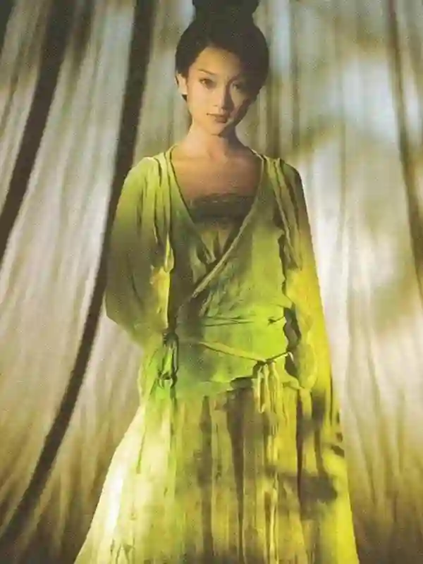 周迅又矮又瘦到底算不算美女？看她年轻照片，才知美人在骨不在皮