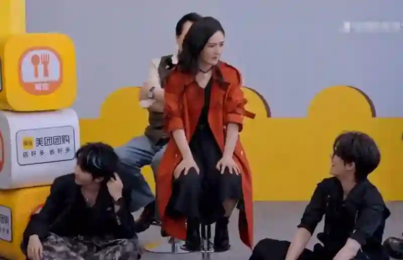 王琳新综艺，倪萍嘴歪眼斜，谢娜满脸凹坑好土，被再婚的董璇抢镜