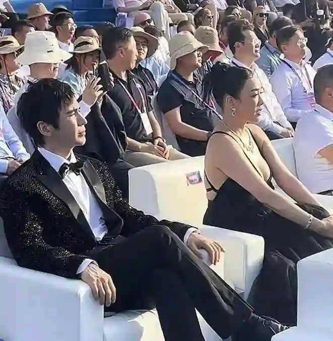 54岁钟丽缇现身三亚，风韵犹存主动索吻，<em>张伦硕</em>一脸嫌弃太尴尬！