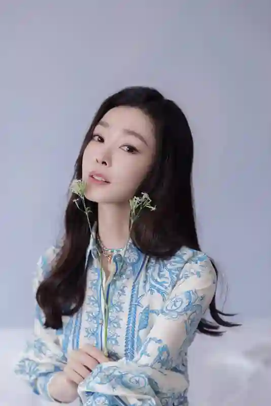 宋轶中式刺绣装美似青瓷，手拈繁花勾勒诗意画卷