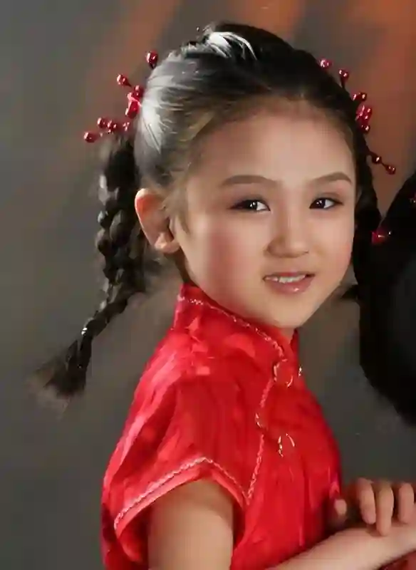 她6岁被成龙抱着上春晚，却因长歪被骂退圈出国，如今逆袭成女神