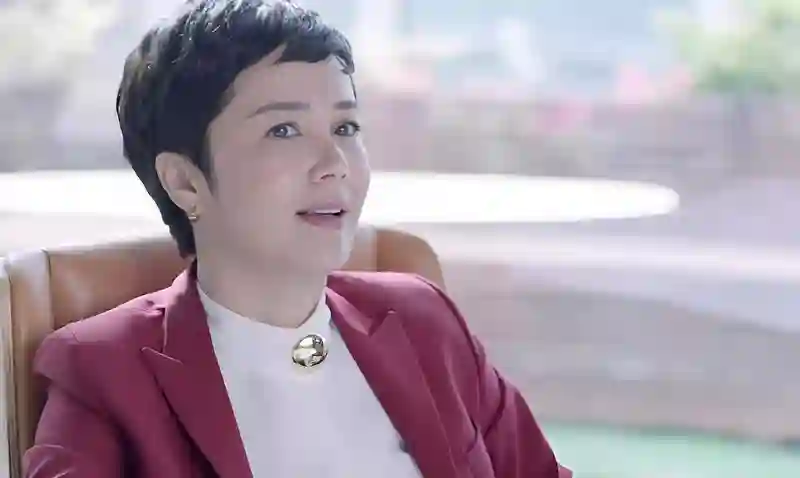 英国偶遇蒋雯丽，眼神衰败身材消瘦，曾经女神为何如此改变？