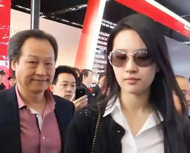刘亦菲干妈25岁闪婚又离婚，32岁竟再度怀孕？