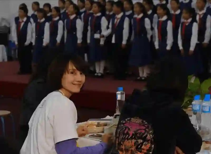 48岁袁泉回校进修 素颜气色差 眼下纹括号嘴 瘦到脱相 穿羽绒服疑体寒