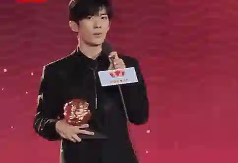 中国电影导演之夜：宋佳满分贵气，刘雨昕造型怪，周笔畅你穿的啥