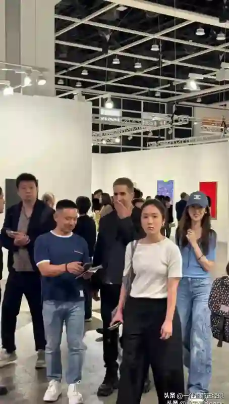 31岁章泽天现身香港画展，三胎妈妈根本没有变化，依然美丽动人