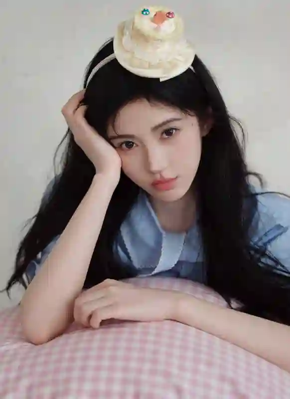 鞠婧祎蓝格裙扮蛋糕少女！甜妹感直接拉满
