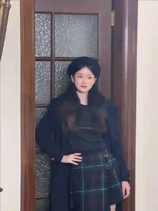 乔欣穿深V樱桃连衣裙野餐！小腹微隆疑有孕，晒富太日常惹人羡慕