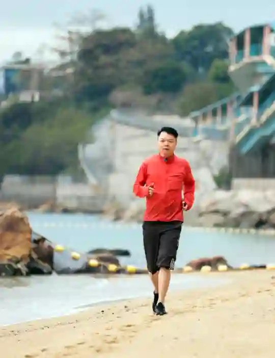港星艾威为妻子举行海葬，亲手撒下骨灰送别，日后也会海葬与亡妻相聚