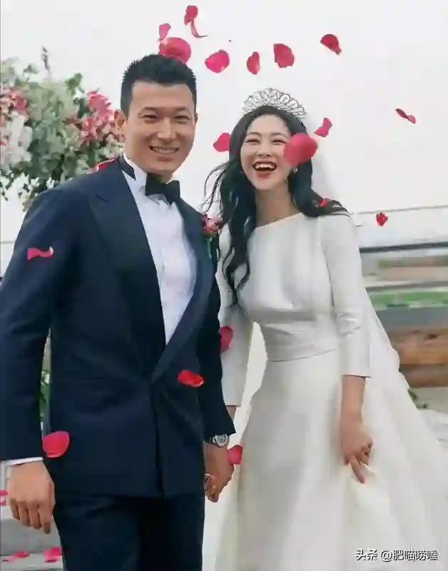 朱珠逛街穿拖鞋出行接地气，戴墨镜披长发又美又飒