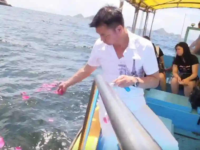 港星艾威为妻子举行海葬，亲手撒下骨灰送别，日后也会海葬与亡妻相聚