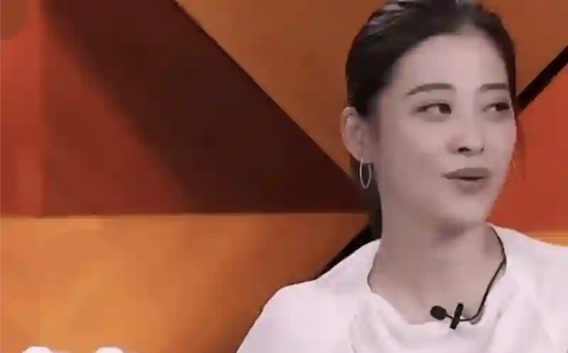 梅婷北京的豪宅内景曝光，十个人住一栋别墅，屋里有些杂乱