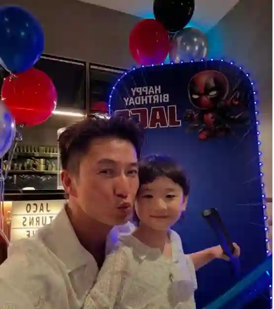 TVB视帝晒全家福，力破婚变传闻，曾不戴婚戒夜蒲被猜测夫妻离婚
