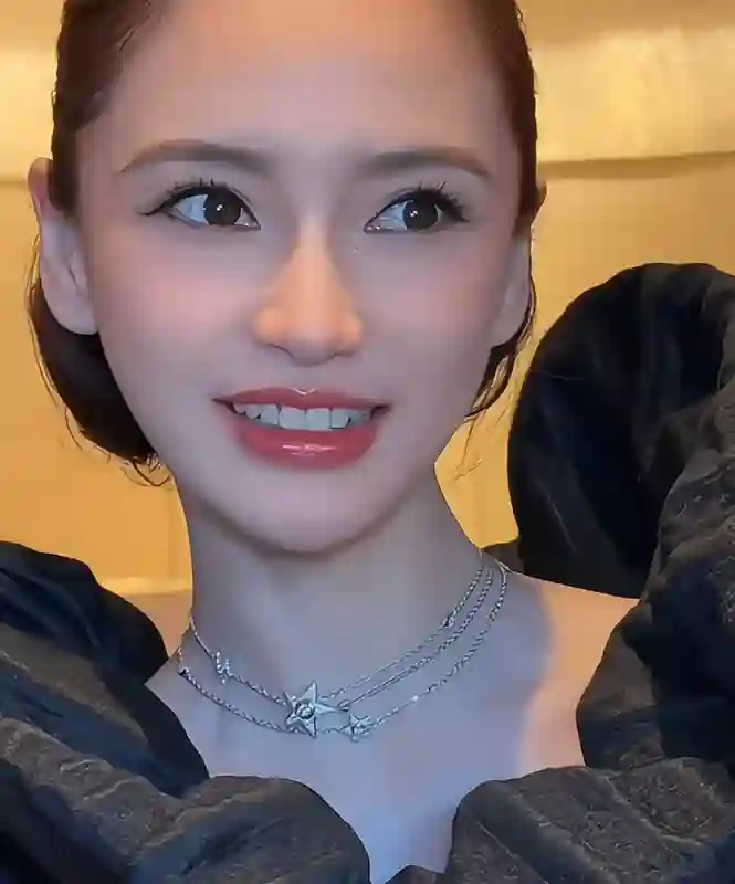 baby、热巴洗清傍大佬嫌疑，两大神颜女星同在巴黎秀场，怼脸拍来了