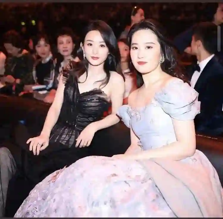 为什么赵丽颖不合群被夸刘亦菲不合群被骂？外交部的评价一针见血