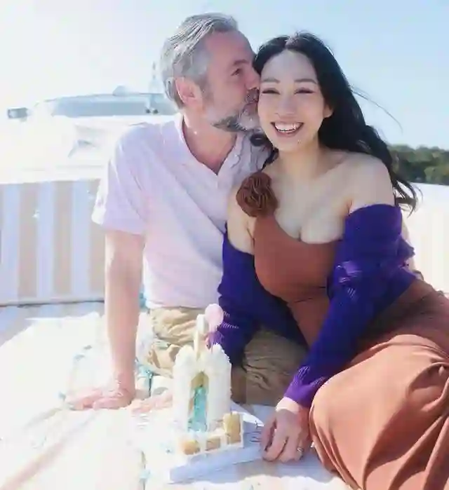恭喜！香港知名富家千金宣布剖腹生下混血男婴，时隔三年再当妈妈