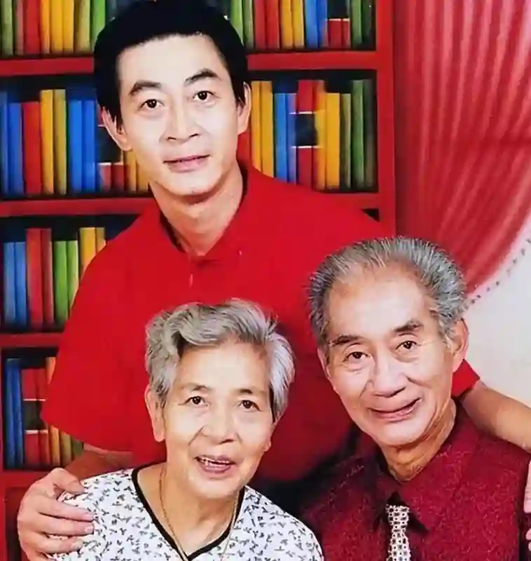 六小龄童为34岁女儿婚事发愁，女儿颜值曝光，才发现为啥没人敢追
