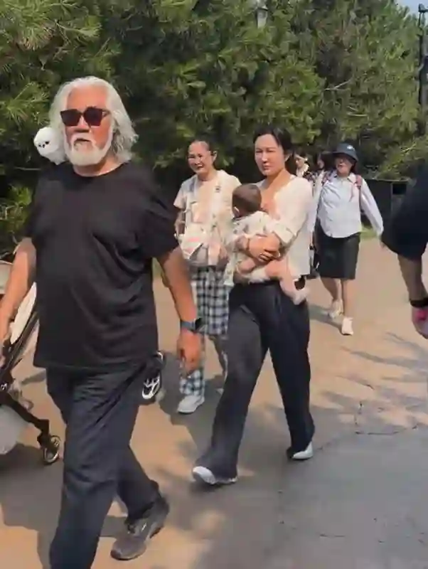 74岁张纪中黑脸训斥老婆：3个保姆都不敢劝架，游客也被吓的远离