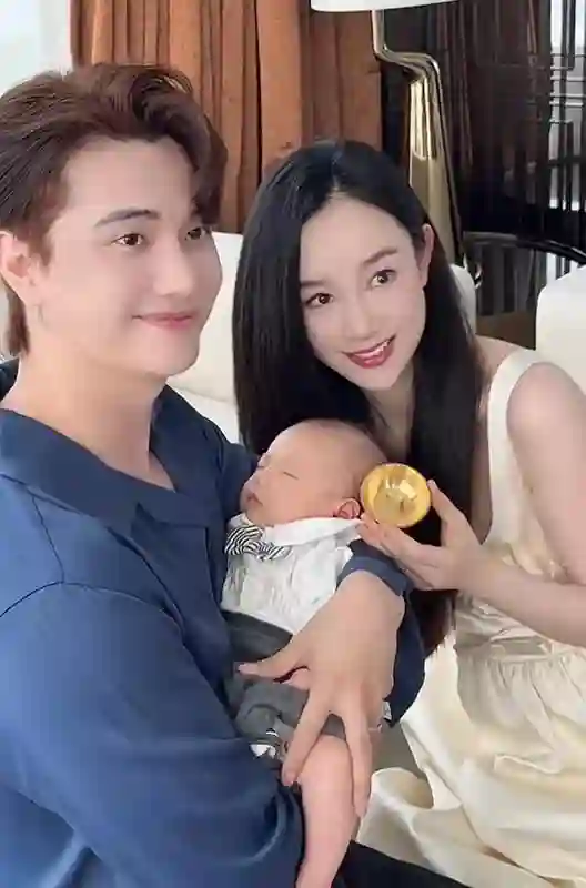 张檬儿子满月，有韩国名与英文名，送金锁金碗，产后越来越漂亮