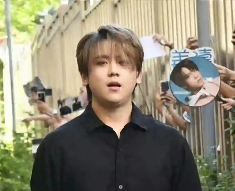 生日轰动香港，大咖给足面子，被炮轰不断的26岁香港顶流姜涛凭啥