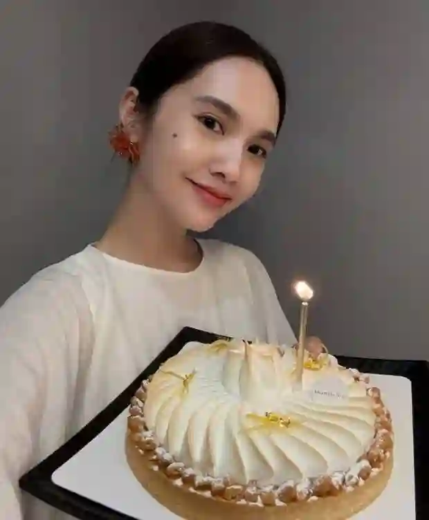 陈妍希杨丞琳同框比耶庆生，笑容灿烂尽显闺蜜情