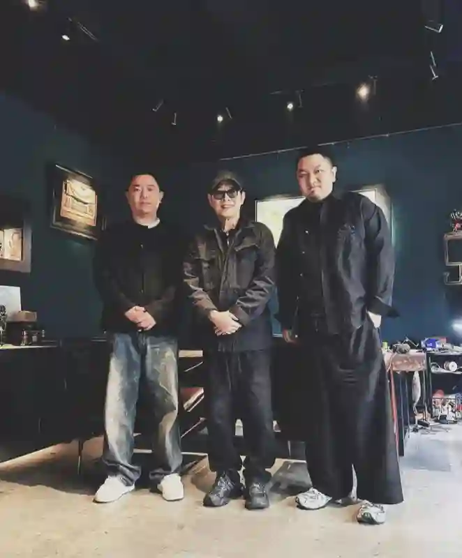 62岁李连杰现身北京，穿着一身黑衣，面容苍老，身上充满了沧桑感
