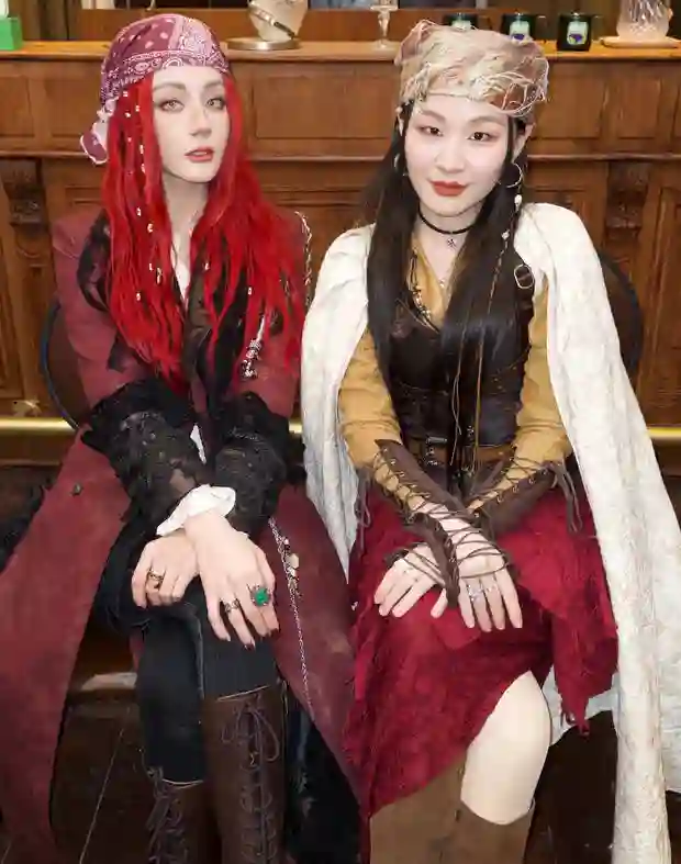 金靖晒与迪丽热巴海盗服造型合照，网友：“塑料姐妹花”又营业！