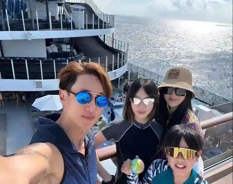 吴尊一家坐8层邮轮度假，在船上打网球，开卡丁车，14岁女儿超美
