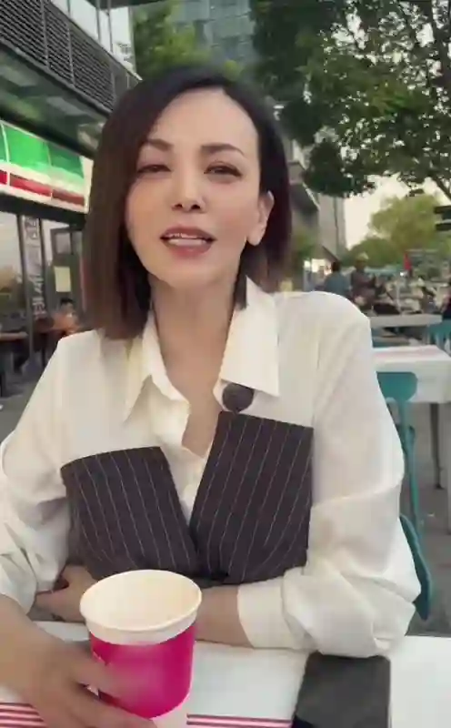 54岁王琳在上海与好友聚会，坐街边吃烧烤，老戏骨李传缨全程陪同