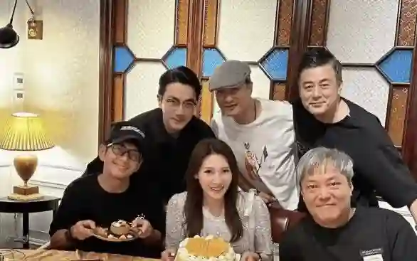 50岁刘恺威回香港过年，穿灰色卫衣参加聚会太时髦，低调简约却帅气十足！