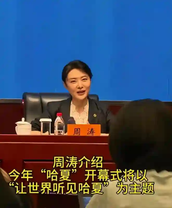 57岁周涛现身哈尔滨，表情严肃像领导，脸型消瘦，手捧巨型冰淇淋