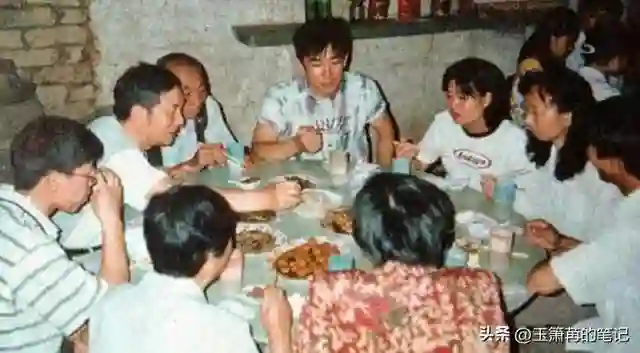 58岁任贤齐现状：回武汉翻修老宅，把父母宠成宝，一家六口很幸福