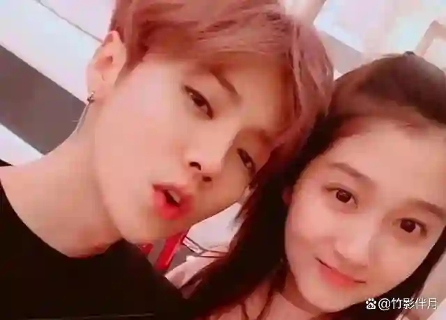 鹿晗关晓彤未分手！女方颁奖礼现鹿晗旧照，男方疑秀手机屏保合影
