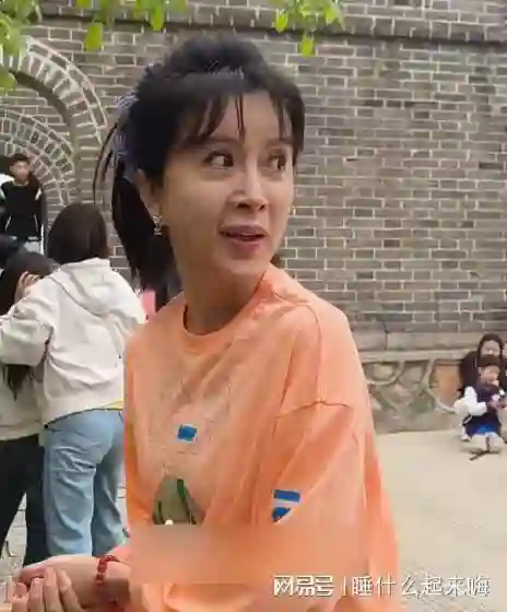 曝50岁金巧巧现身蓟县，脸瘪嘴巴歪，医美老和自然老的差距好明显