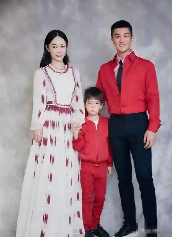 李小璐霍思燕两家同游，霍思燕植发没了发际线，贾乃亮躲得远远的