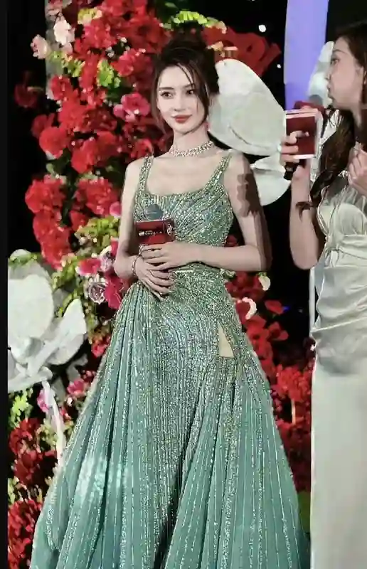 36岁杨颖去澳门吃蛋挞，穿米白色套装像少女，治好了我的年龄焦虑