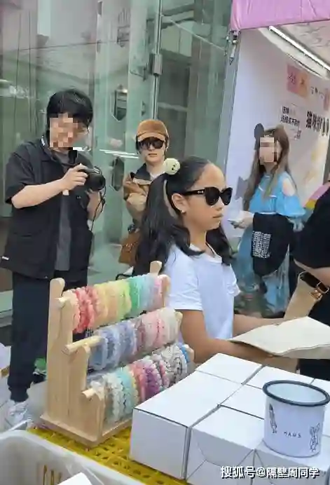 孙俪带女儿参加公益，小花很认真晒黑了，孙俪私服衣品被称赞