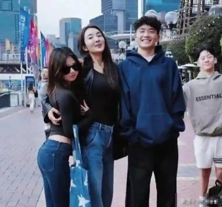 曹格女儿Grace14岁近照疯传，从“包子脸”到“初恋脸”华丽逆袭