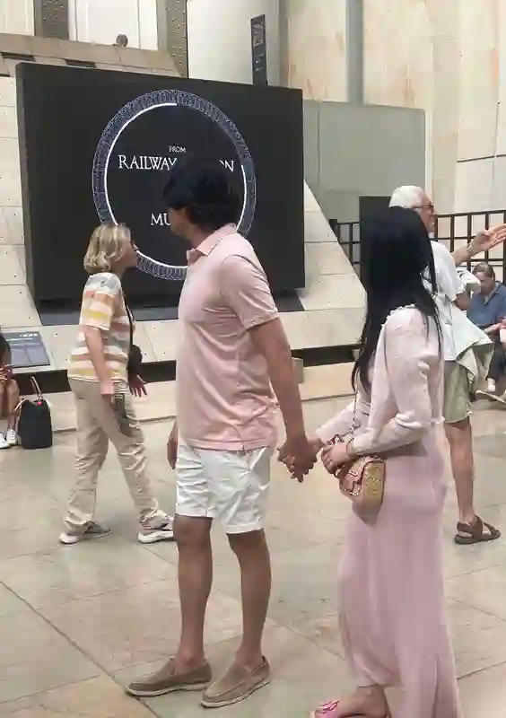伊能静法国吃大餐被偷拍，素颜面相变了认不出，和秦昊都太爱粉色